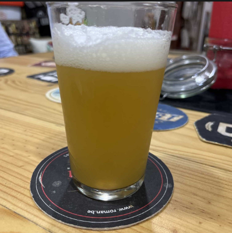 vaso de cerveza en bar